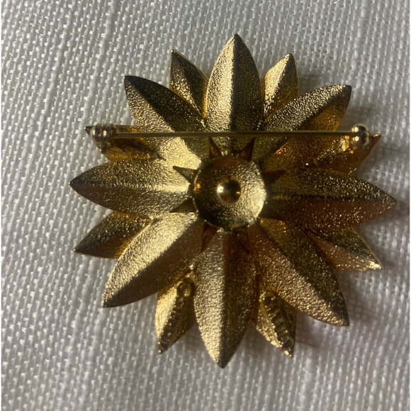 Vintage Sarah Coventry Brushed Gold Tone 3D Flower Daisy Brooch - Picture 4 of 4